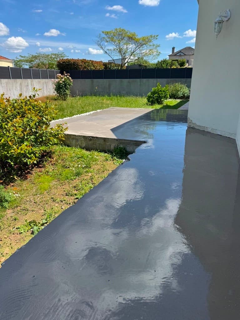 Allée en béton et abords de maison