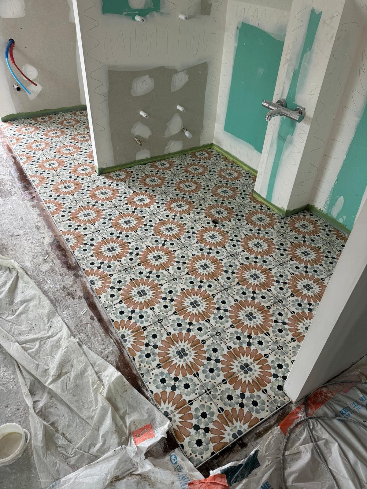 Salle de bain en carreaux à motif