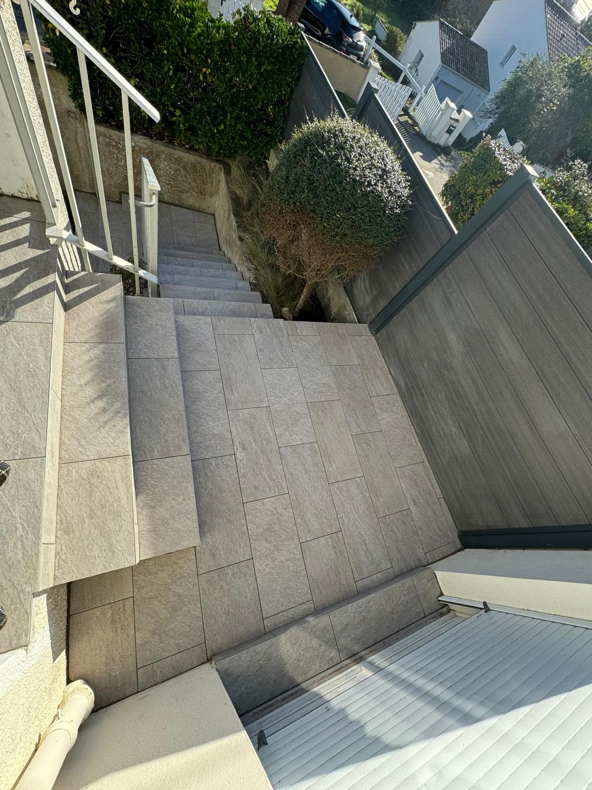 Escaliers extérieurs et cheminements carrelés