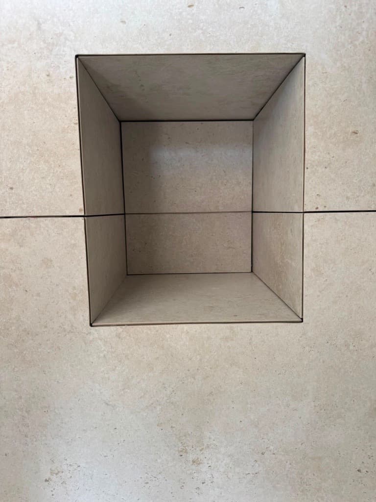 Niche de douche en travertin