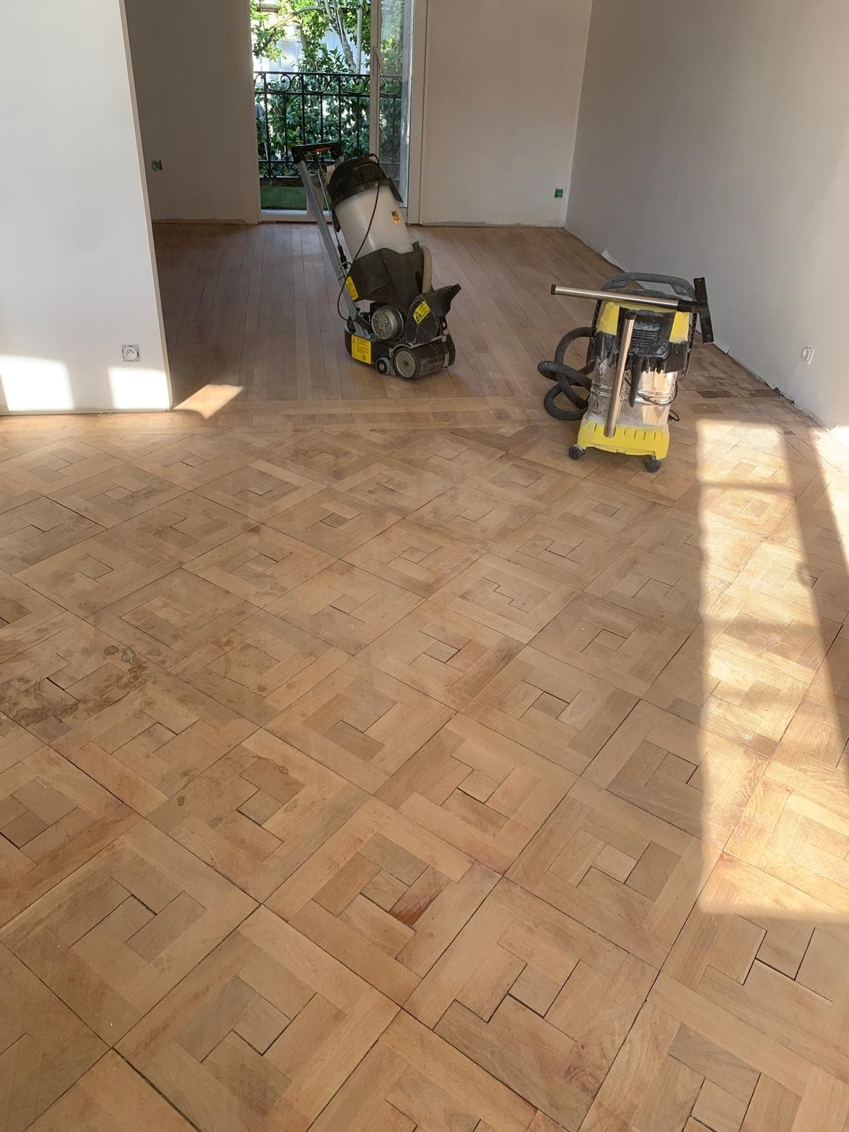 Ponçage et vitrification d'un parquet mosaïque