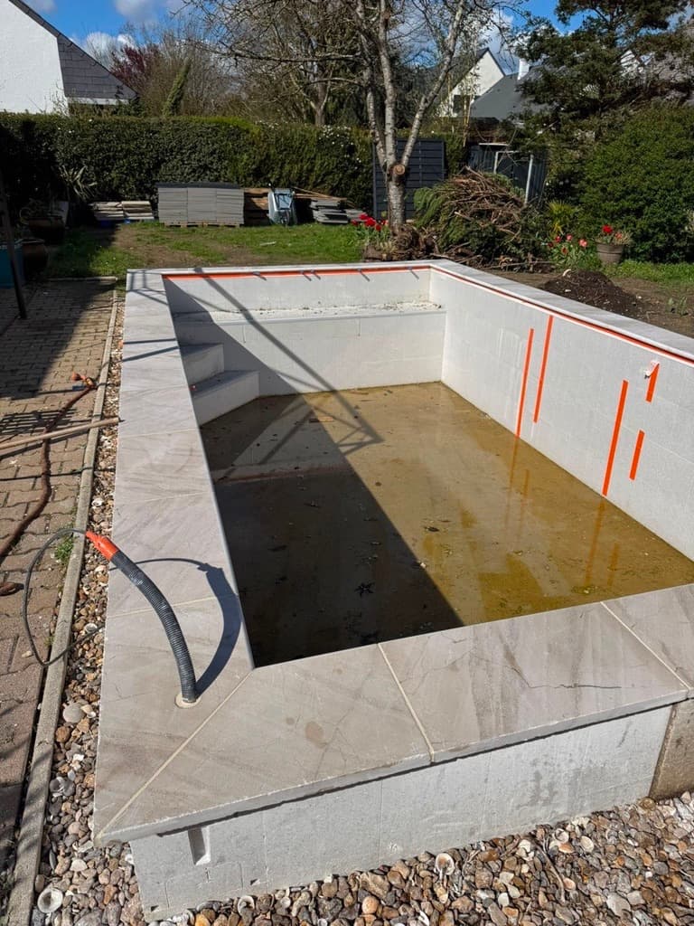 Margelles et plage de piscine