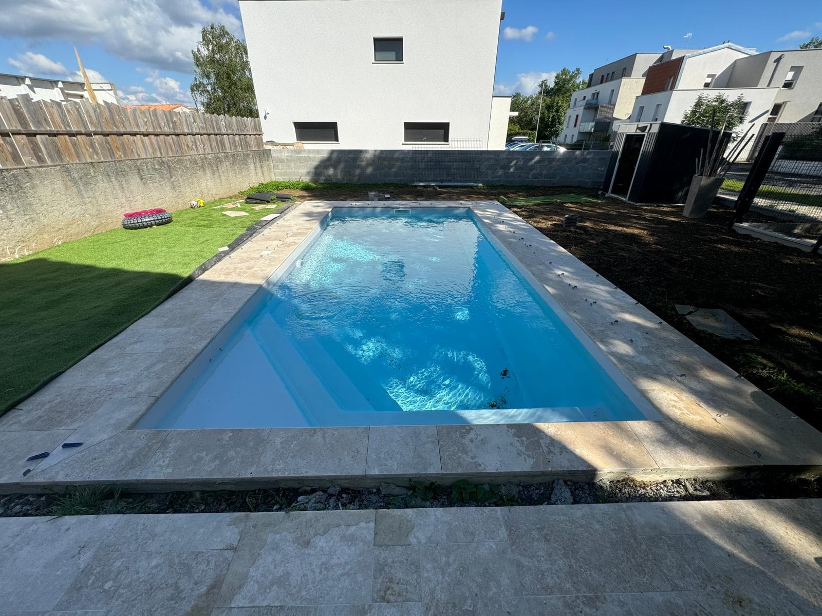 Plage de piscine et terrasse en travertin