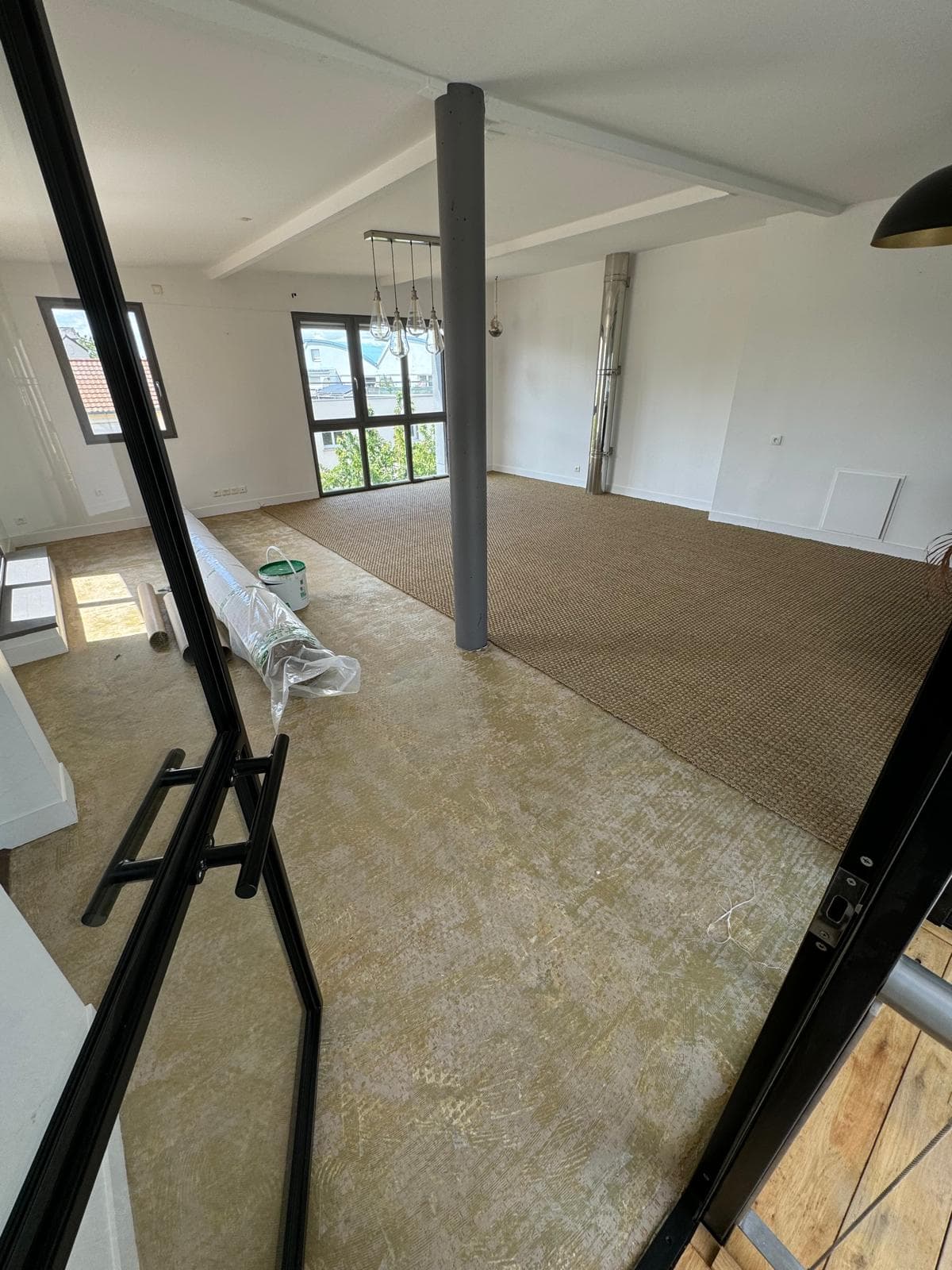 Pose de sisal dans un séjour